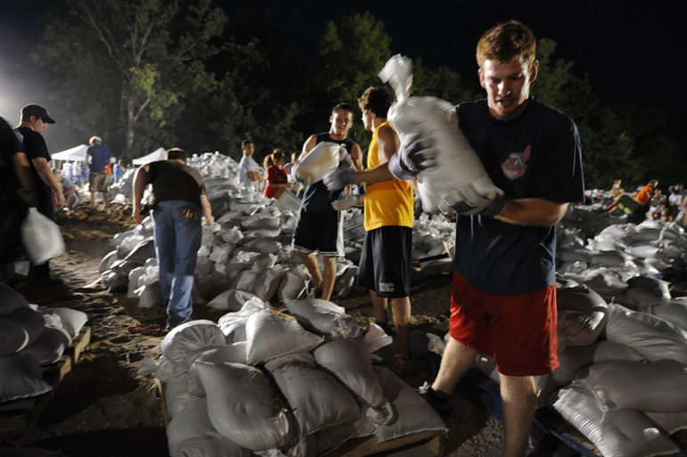 Volunteer_work_to_fill_and_move_sandbags_in_Missouri