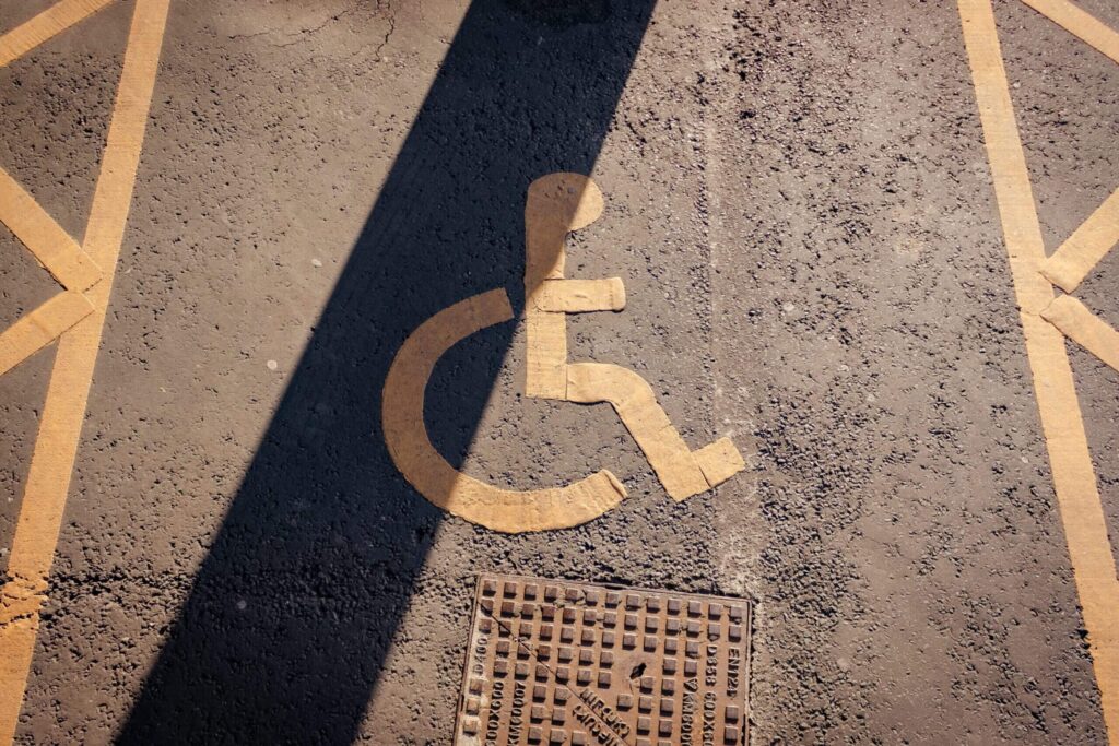 A pavement marking for a wheelchair lane, showing a stick figure in a wheelchair.