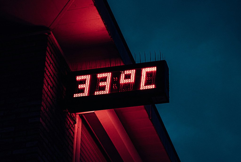 An outdoor led display showing a very hot temperature of 33 degrees Celcius.