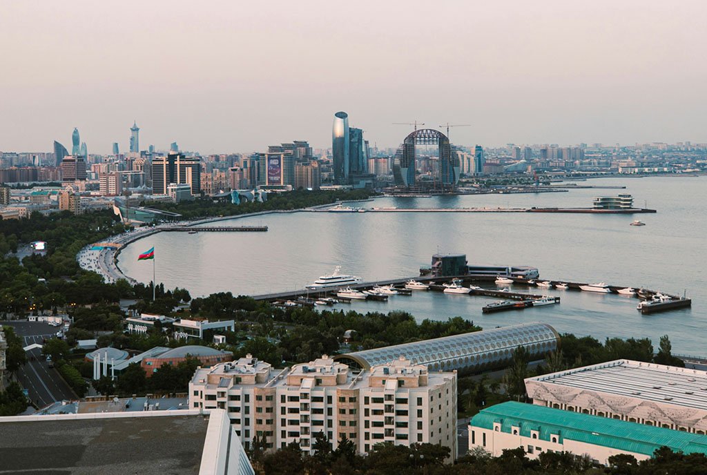 The urban cityscape of Bakú, Azerbaiyán, a country whose economy is built on crude oil.