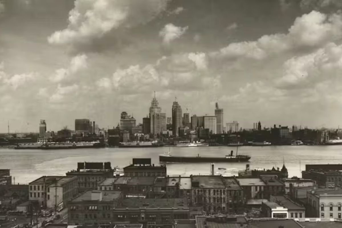 A black and white photo of the Detroit skyline in 1929.